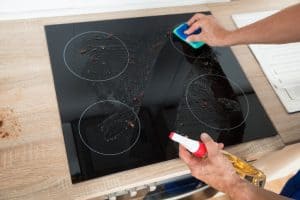 ניקוי כיריים עם ספוג